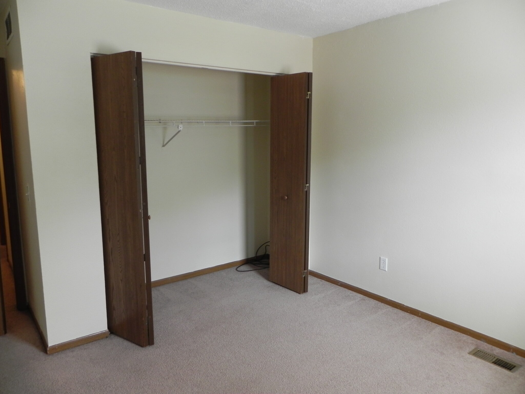 Building Photo - 6008 Red Oak Dr