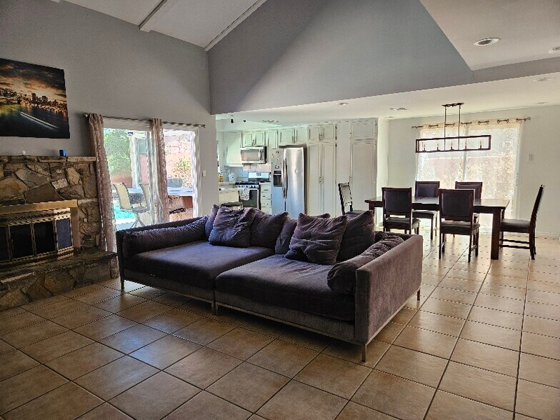 Building Photo - 3500 El Cortez Ave