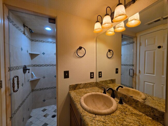 Building Photo - Spacious Home in the Heart of Green Valley