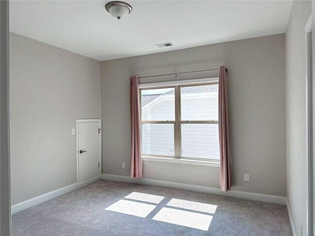 Building Photo - 145 Hollis St