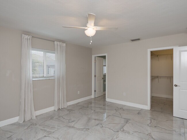 Building Photo - 153 Hourglass Dr