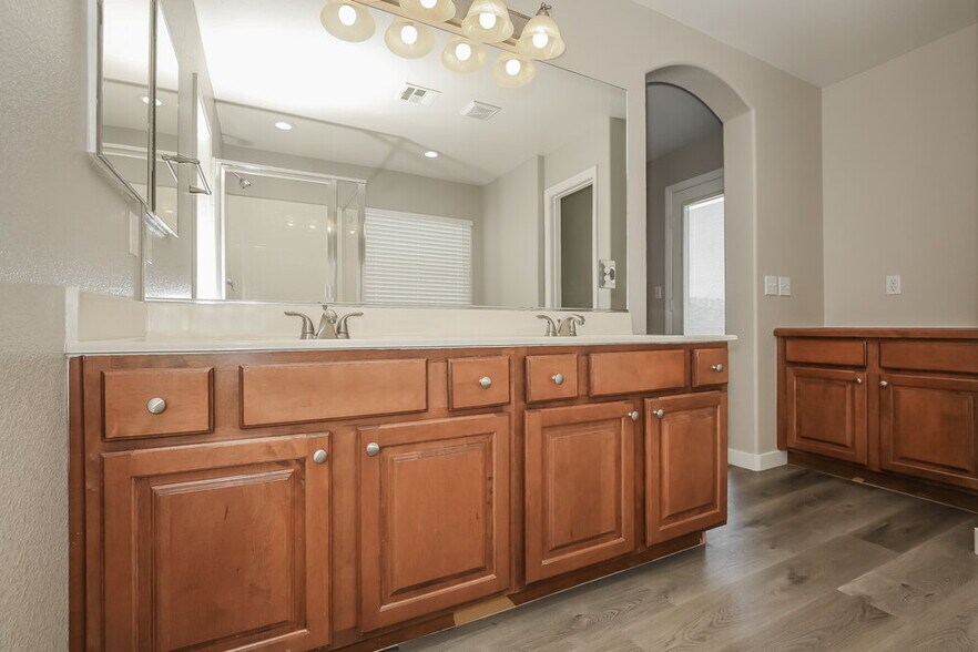 Building Photo - 1081 Crescent Falls St