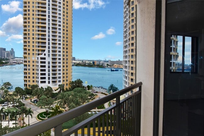 Building Photo - 540 Brickell Key Dr