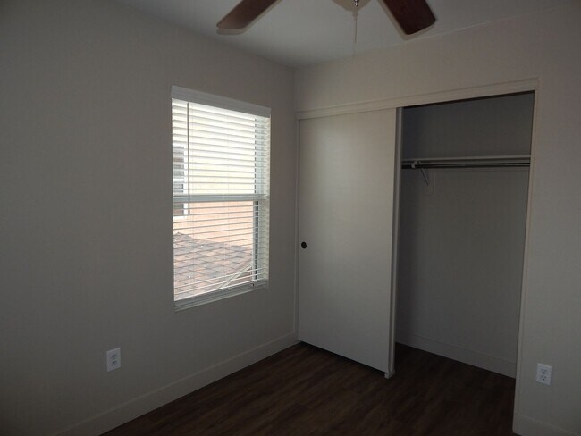 Building Photo - 2 Bedrooms - 2.5 bathrooms - Large Loft Area