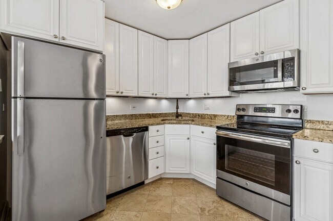 Building Photo - 111 E Chestnut St