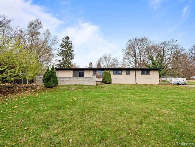 Building Photo - 7011 White Pine Dr