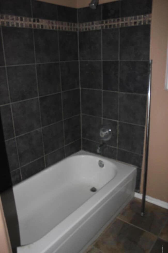 Building Photo - 1221 W Chicago St