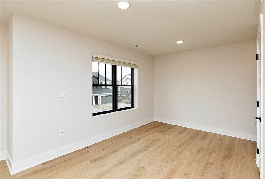 Building Photo - 2833 SW Prairie Trail Pky