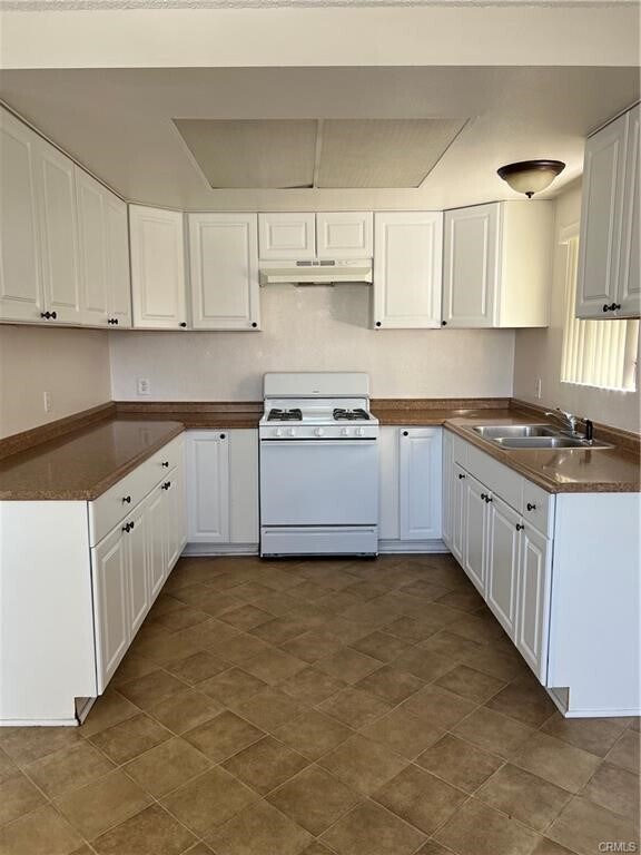 Building Photo - 875 W 11th St