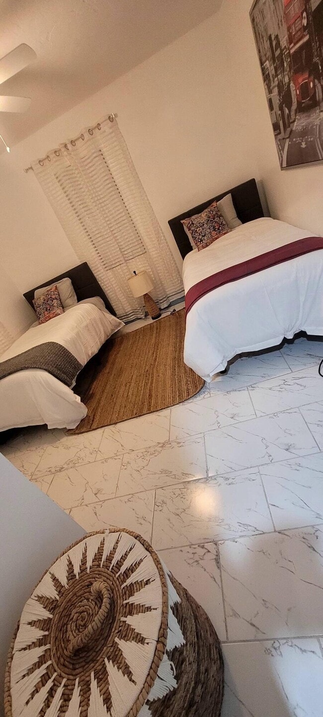 Building Photo - 104 NE 5th St