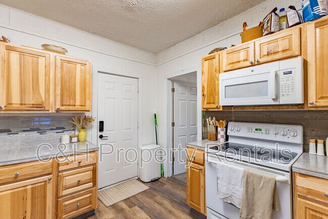 Building Photo - 631 Miles Ave