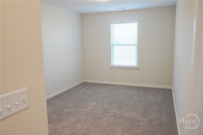 Building Photo - 270 Cromer St