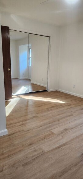 Building Photo - 326 E 2nd St