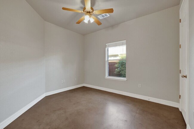 Building Photo - 388 E faust, B