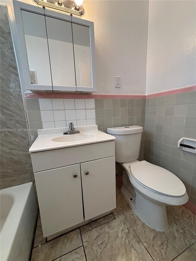 Building Photo - 825 NE 7th St