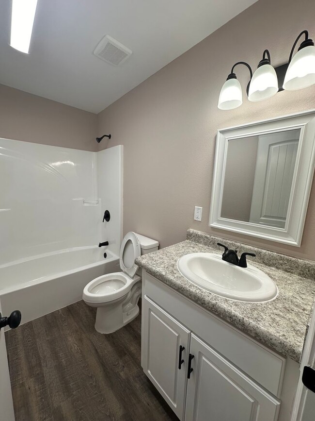 Building Photo - 3 Bed 2 Bath Brick Home with Fenced in Backyard