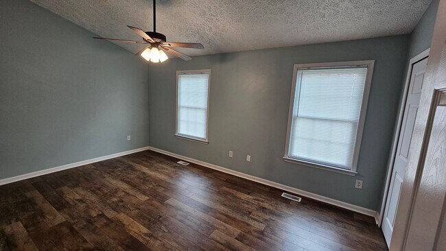 Building Photo - DON'T MISS THIS STUNNER!  3 Bedroom End Unit Townhome in Quiet Location!