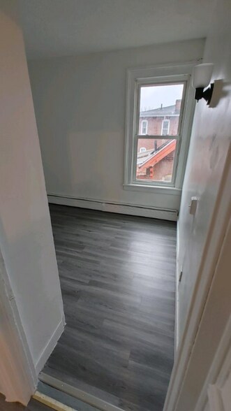 Building Photo - 118 Babcock St