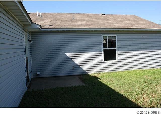 Building Photo - 616 NE Fenway Ave