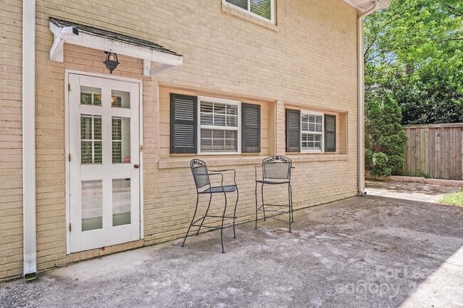 Building Photo - 2417 Laburnum Ave