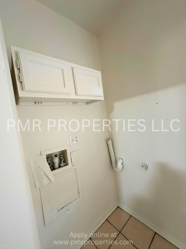 Building Photo - 4 Bed / 1.5 Bathroom House