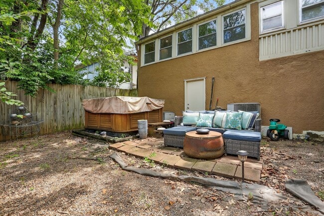 Building Photo - Great 3 Bedroom & 2 Full Baths In GREAT South Plaza Location