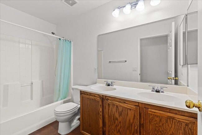 Building Photo - Single Story 3 Bedroom Home with Beautiful Backyard Space