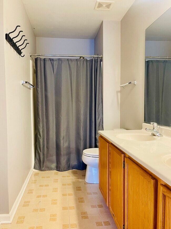 Building Photo - 1179 N Village Dr