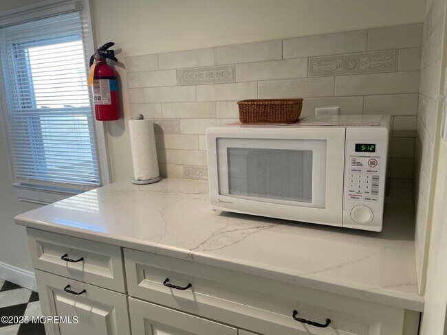 Building Photo - 7 Webb Ave