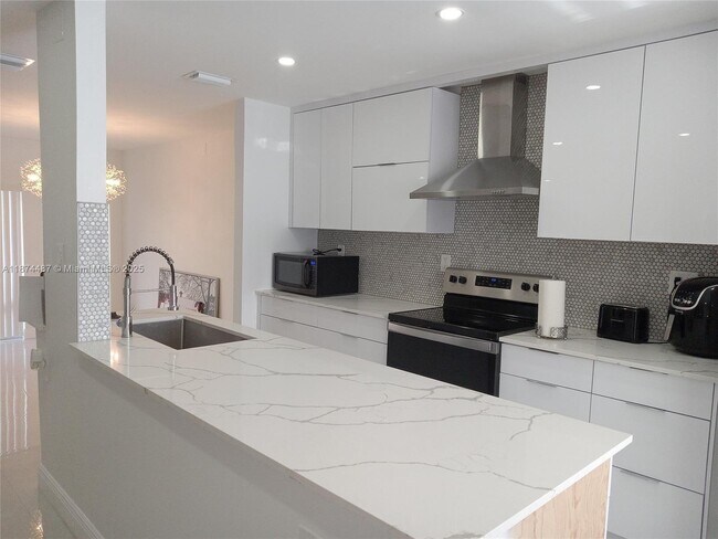 Building Photo - 8224 9th Ct