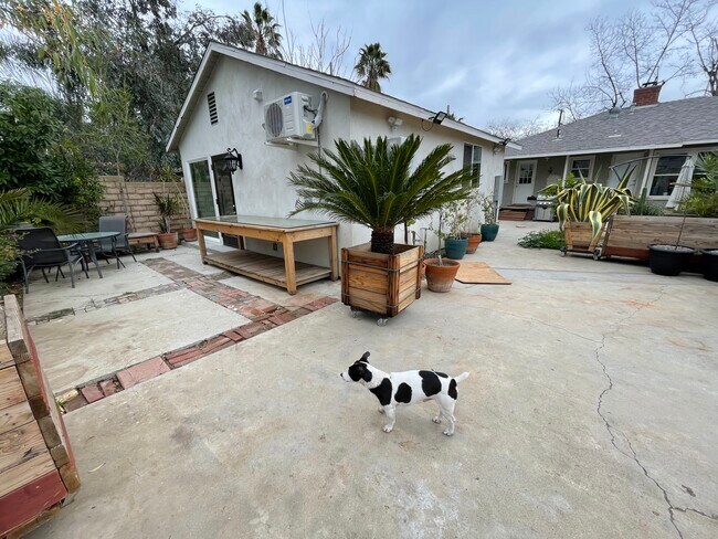 Building Photo - 7713 Owensmouth Ave