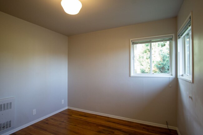 Building Photo - FOUR WEEKS FREE! Renovated Mid-Century 2Bdr w/Hardwoods, Dishwasher + Pets OK