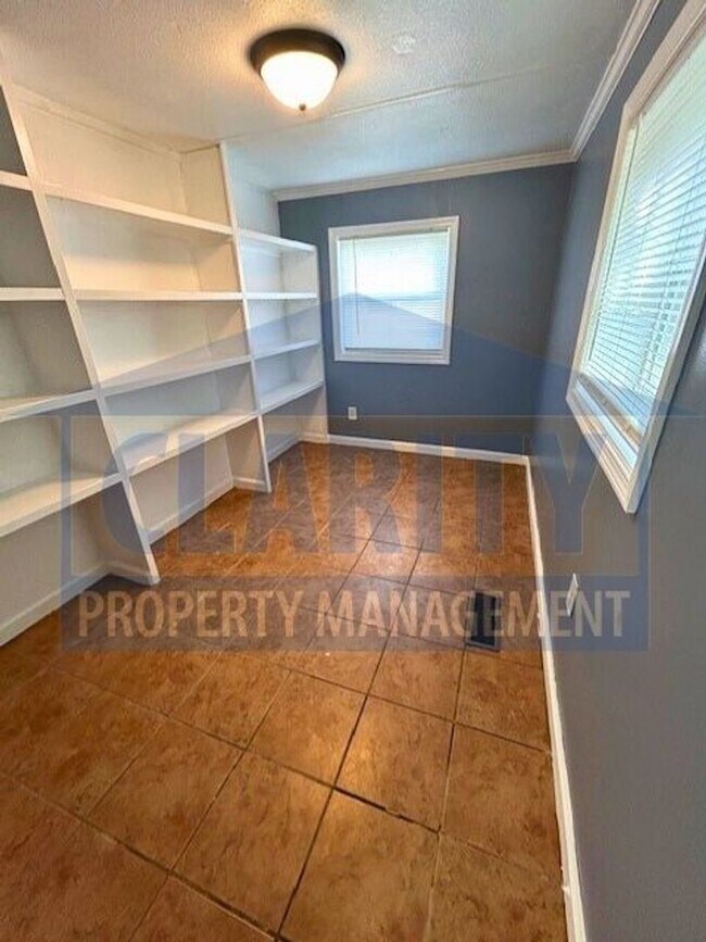 Building Photo - Spacious 3 bedroom, 2 bath home