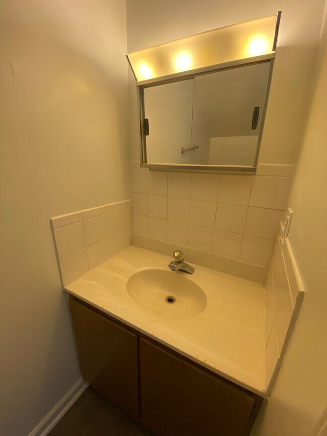 Building Photo - REDUCED!!!! 2 bedroom, 1.5 bath end unit Townhouse near Forest Hills Shopping Center and Downtown...