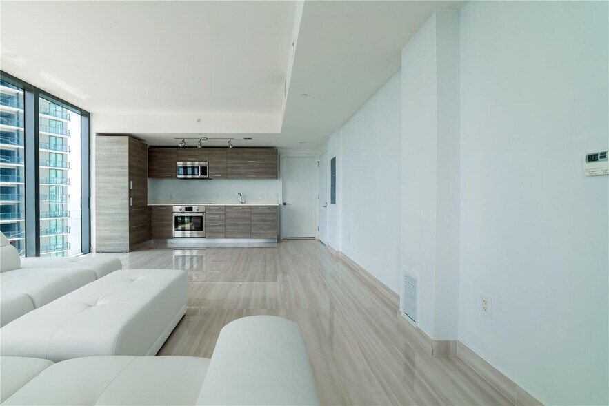 Building Photo - 650 NE 32nd St