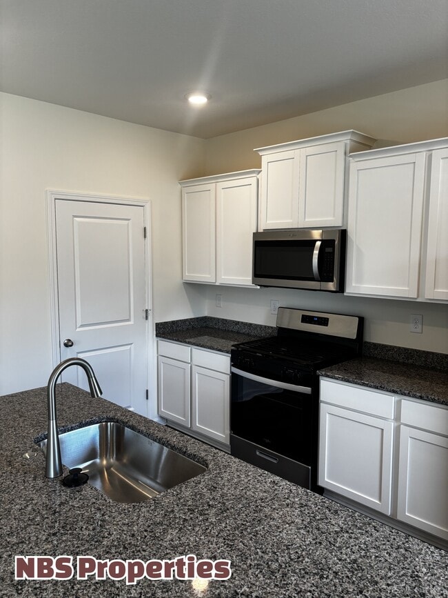 Building Photo - 935 Utopia Ln