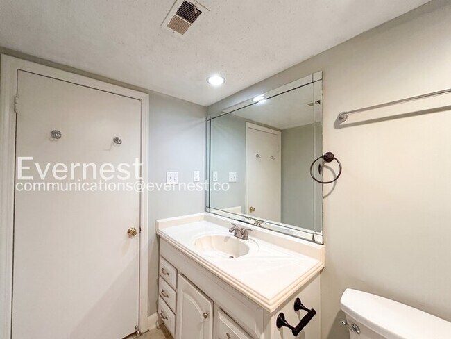 Building Photo - 4 Bed / 2 Bath Modern Home / Pet-Friendly / Available Now!