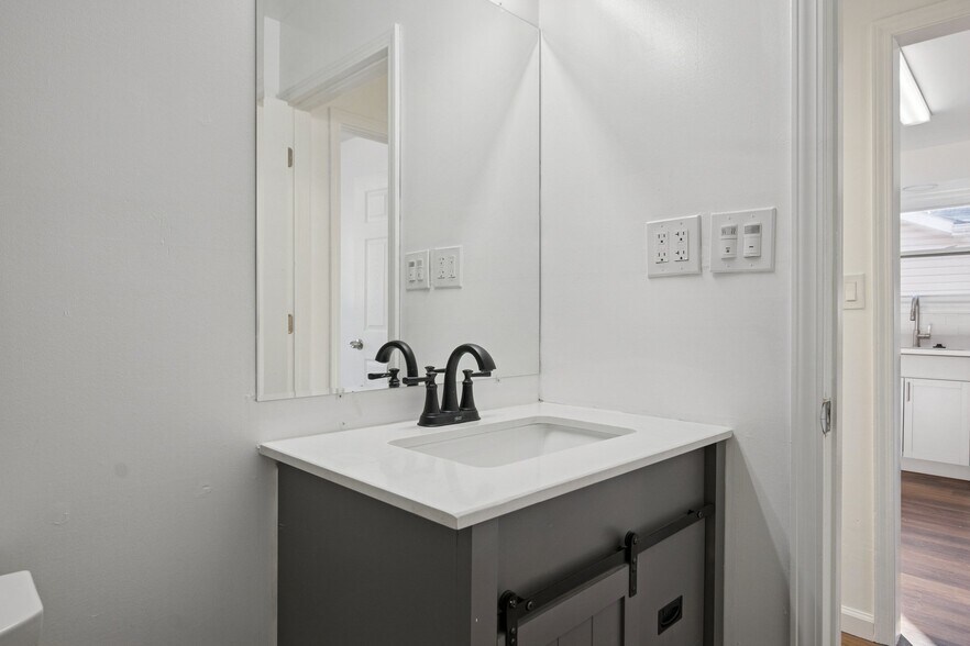 Building Photo - 20916 Pinecrest St