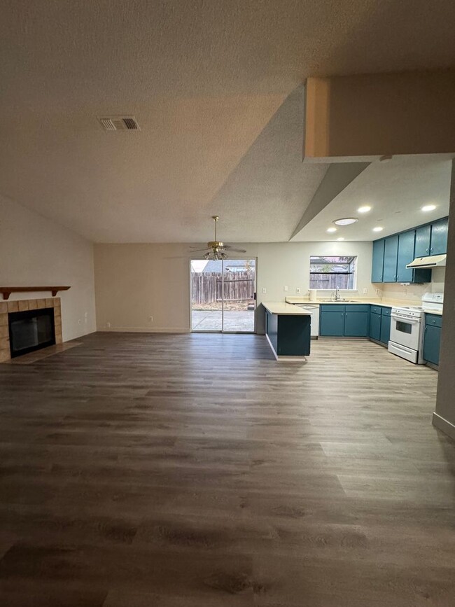 Building Photo - Newly Renovated Large Open Plan Home Avail...