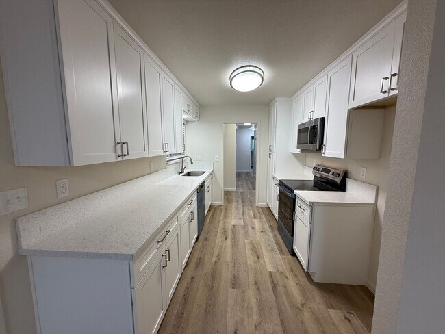 Building Photo - Fully remodeled single story located in Lakewood School District!