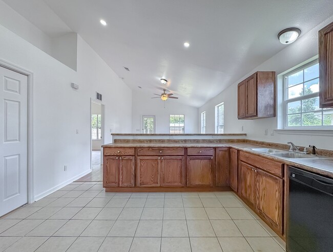 Building Photo - Renovated 3/2 House w/ New Paint/Flooring,...