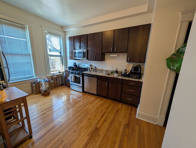 Building Photo - Spacious and renovated 3 BR in Wicker Park with great vintage touches!