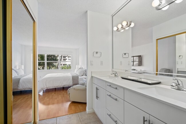 Building Photo - 5000 N Ocean Blvd