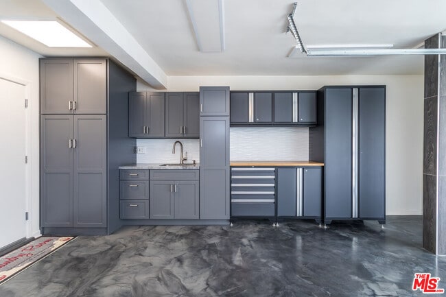 Building Photo - 1541 Selma Dr