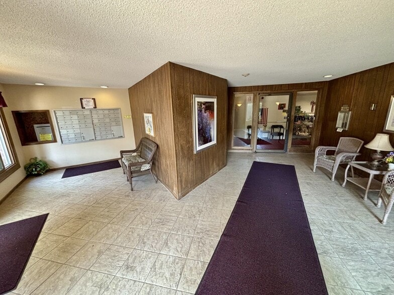 Building Photo - 255 Westview Dr