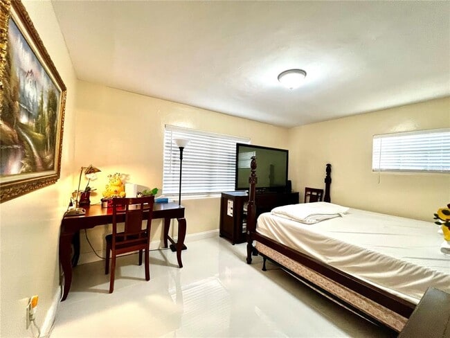 Building Photo - 5009 Deauville Dr