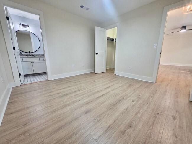 Building Photo - Newly renovated 2 bedroom + flex space in ...