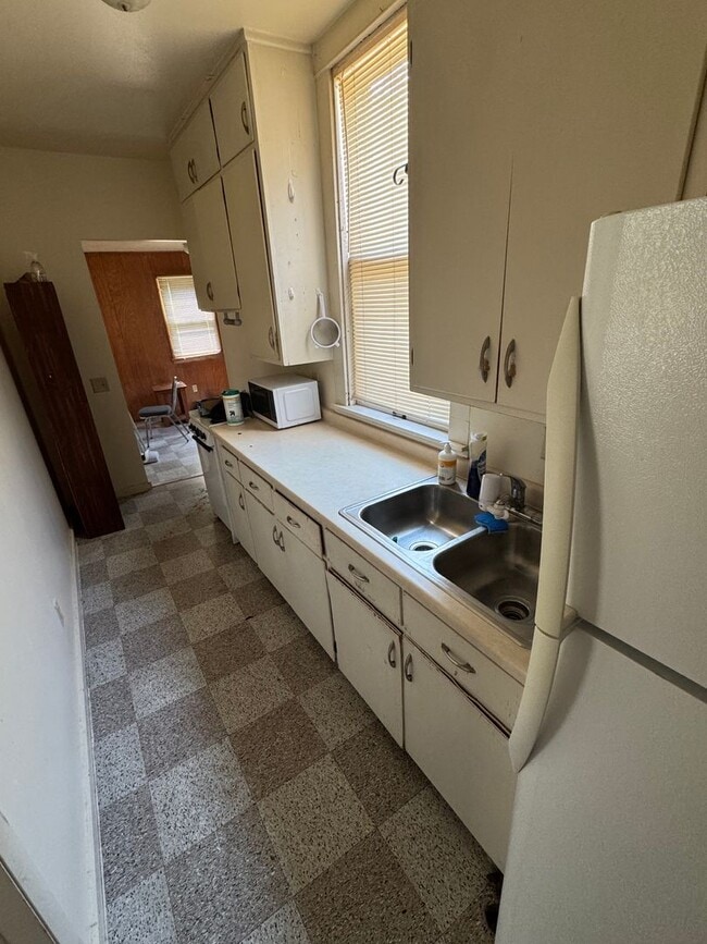 Building Photo - 645
