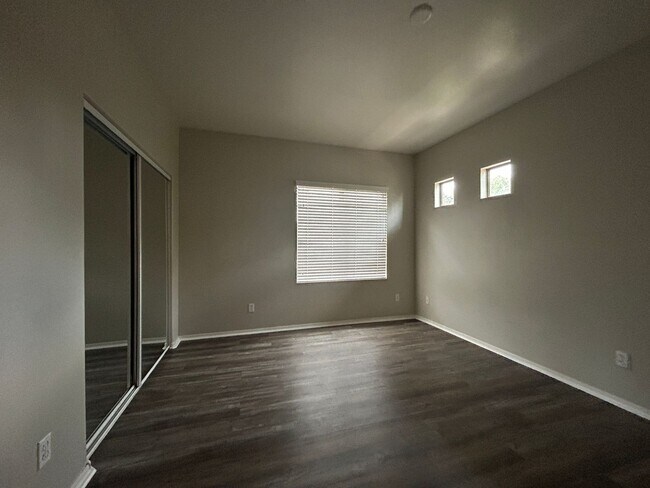 Building Photo - 955 E Knox Rd