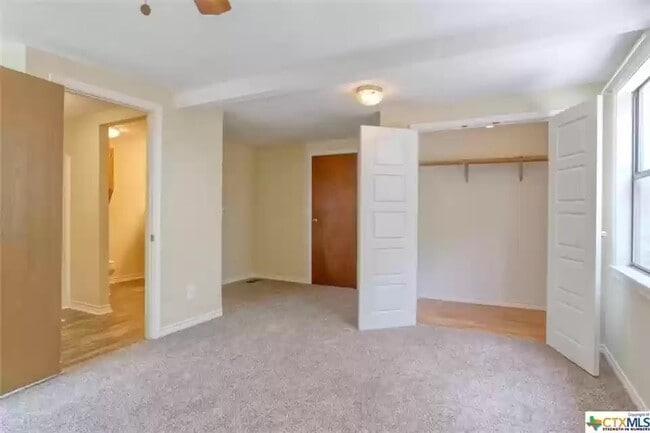 Building Photo - 422 E Robin Ln